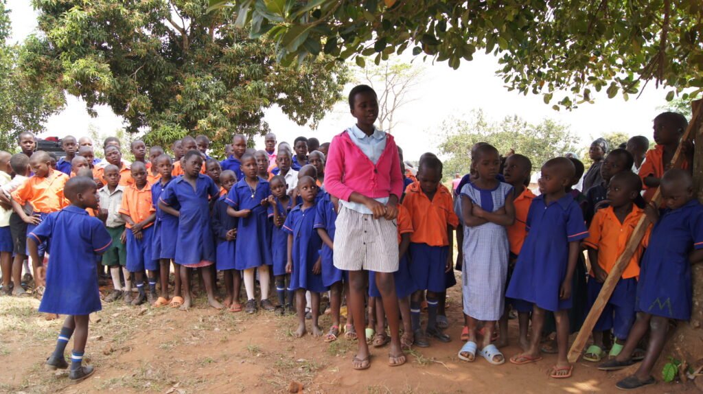 Lehrerin mit einer Schulklasse in Uganda in einem der New Hope Center
