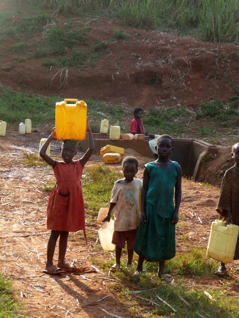 Familie in Uganda mit Wasserkanister