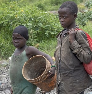 Burundi - Kinder sammeln Müll