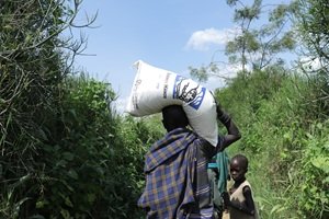 Hilfsgüterlieferung nach Karamoja in Uganda