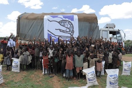 Winkende Kinder aus Karamoja, Uganda, mit Hilfsgüterlieferungen von Gebende Hände