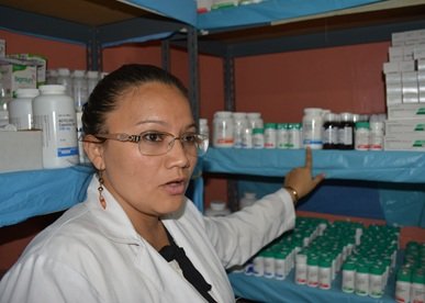 Honduras Ärztin mit Medizin