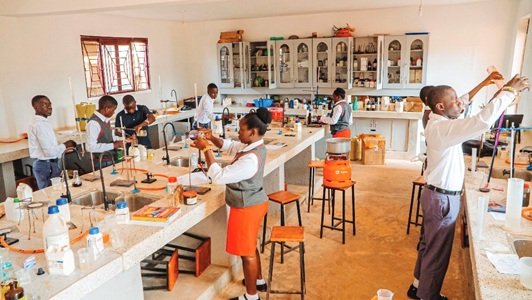 Uganda - Schüler in dem Chemielabor der Zana Schule