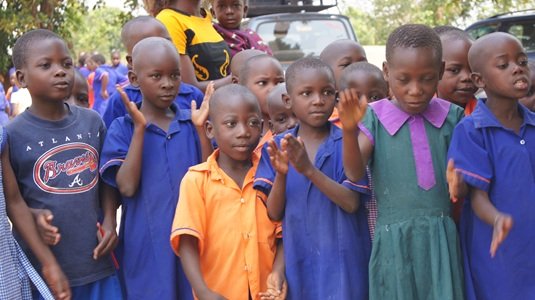 Uganda mehrere Kinder vom New Hope Center