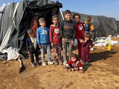 Syrische Flüchtlingskinder vor ihren Zeltunterkünften