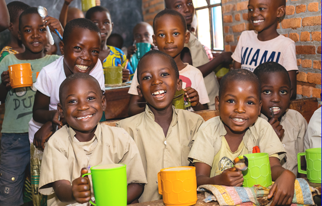 Schulkinder in Burundi erhalten täglich eine Mahlzeit in der Schule