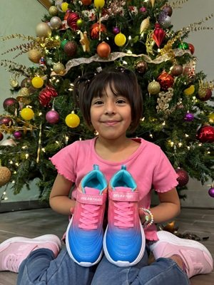 Mexiko Berenice mit ihren neuen Schuhen