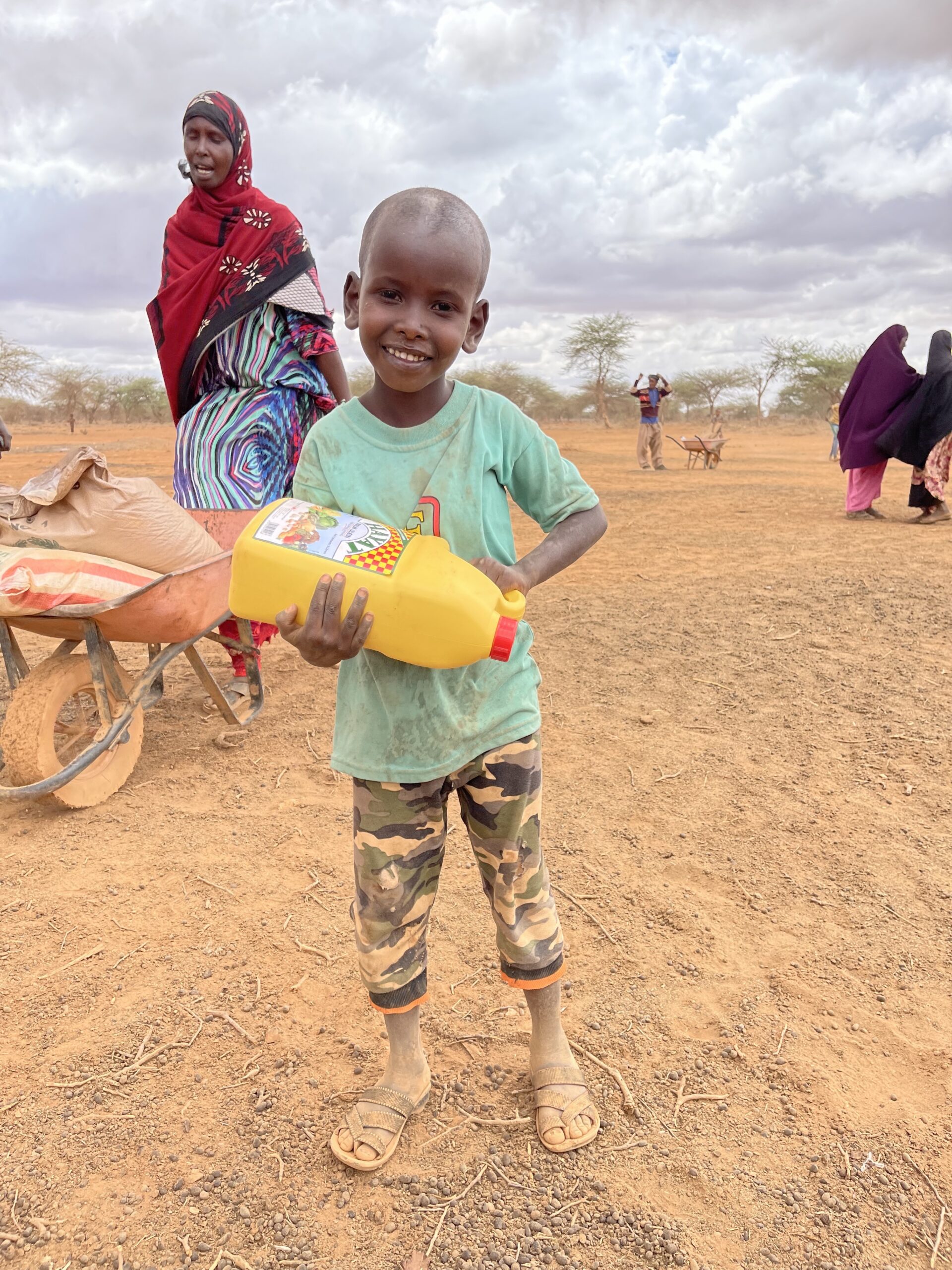 Junge in Somalia mit einer Speiseölflasche aus dem Lebensmittelpaket