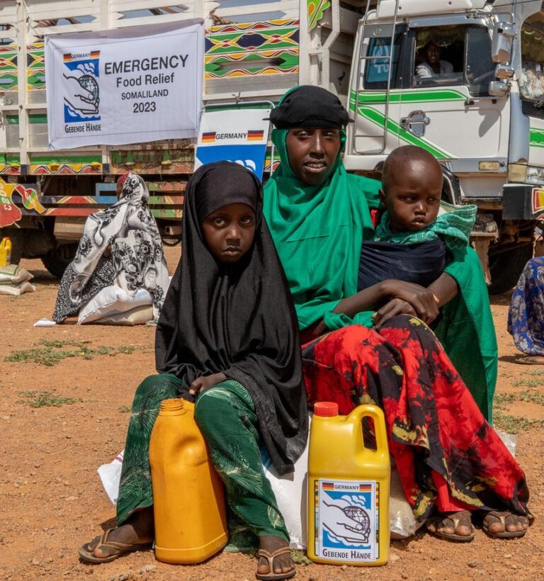 Eine Familie in Somalia bekommt ein Lebensmittelpaket von Gebende Hände