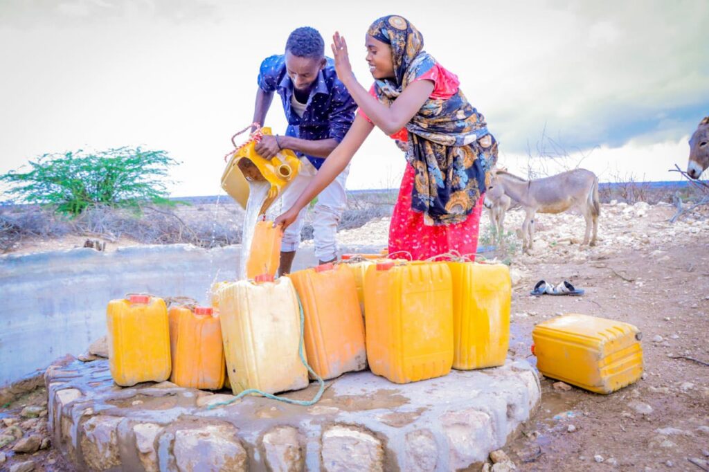 Somalia Wasserbehälter werden an Flüchtlinge verteilt