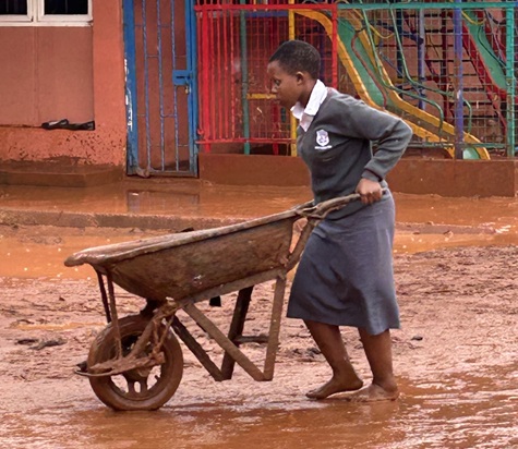 Uganda: Aufräumarbeiten nach der Überflutung der Zana Schule