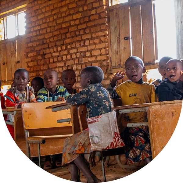 Burundi_Kinder im Klassenraum