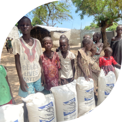 Kinder aus dem Südsudan mit Hilfsgütern