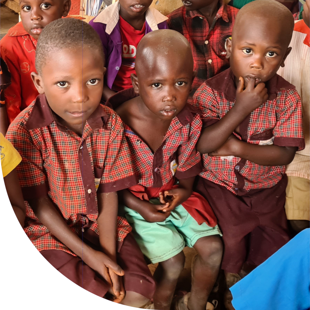 Schulkinder aus Uganda in einer von Gebende Hände unterstützen Schule